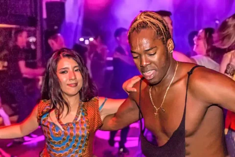 Koppel dat Rueda danst in Club Mystique tijdens de salsa4fun cursus